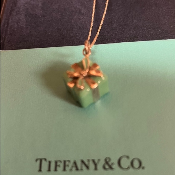NWOT. TIFFANY & Co. GIFT CHARM on 925 16” STERLING SILVER NECKLACE Classic piece - Picture 8 of 9
